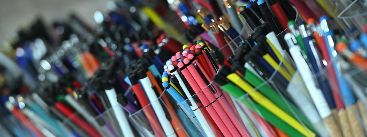 variety of colorful promotional pens neatly arranged in holders at PROMOGIFT İstanbul