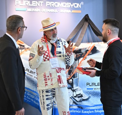 exhibitors engaging with visitors at PROMOGIFT İstanbul discussing promotional products