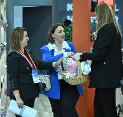 PROMOGIFT İstanbul ziyaretçileri, tanıtım amaçlı tekstil hediyeleri alarak katılımcılarla ağ kuruyor.