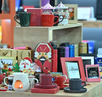 PROMOGIFT’te sergilenen promosyon hediyeleri ve markalı ürünler arasında kupalar ve mumlar gibi şenlik temalı ürünler yer alıyor.