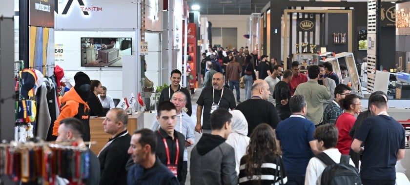 PROMOGIFT’in yoğun fuar alanında ziyaretçiler, stantları gezerek en son trendleri inceliyor.