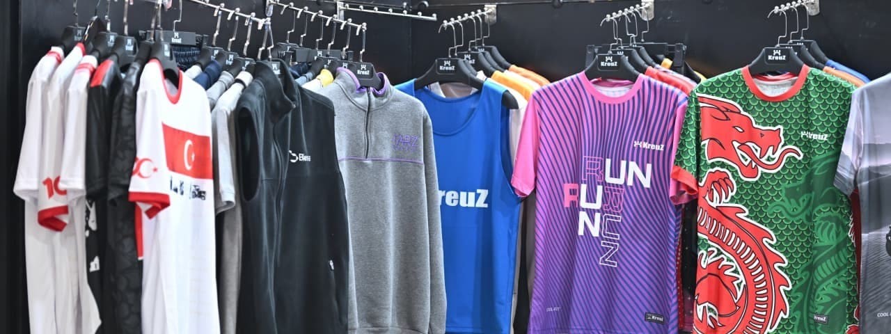PROMOGIFT İstanbul'da sergilenen spor ve antrenman kıyafetleri.
