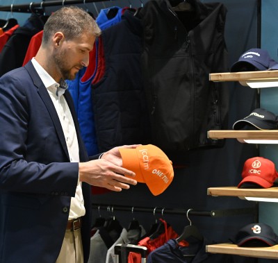 Ziyaretçi, PROMOGIFT’te promosyon şapkaları keşfederken özel nakış seçeneklerini inceliyor.