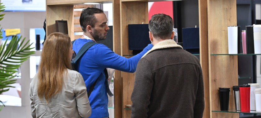 Ziyaretçiler, PROMOGIFT’te sürdürülebilir promosyon ürünlerini ve çevre dostu içecek kaplarını inceliyor