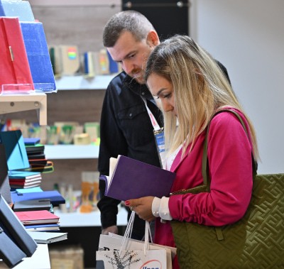 Katılımcılar, PROMOGIFT’te defter ve ajandaları gözden geçiriyor.